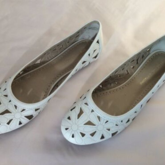 SOLD!Adrienne Vittadini Womens White Leather Floral Slip On Shoes Flats 7.5M - Picture 5 of 8